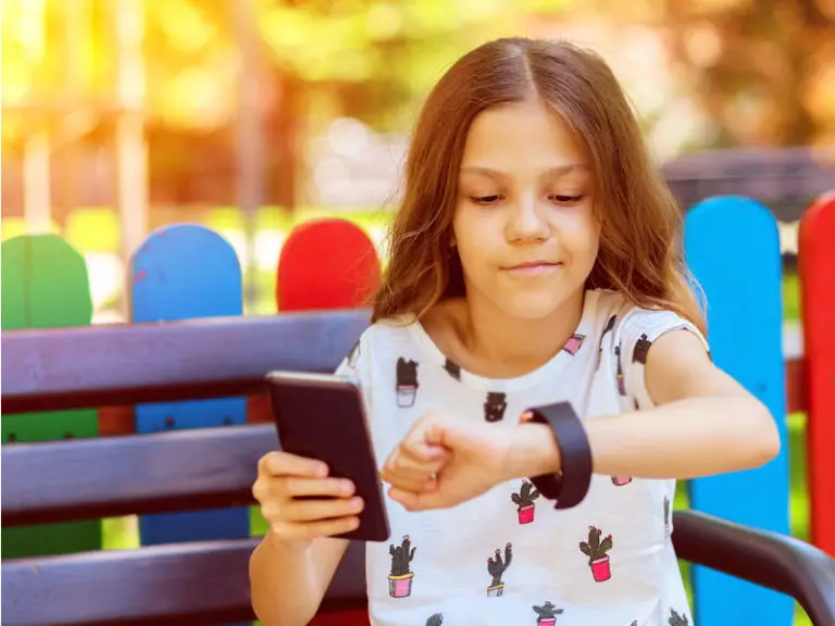 The 5 Reasons Your Kid Should Have a Phone