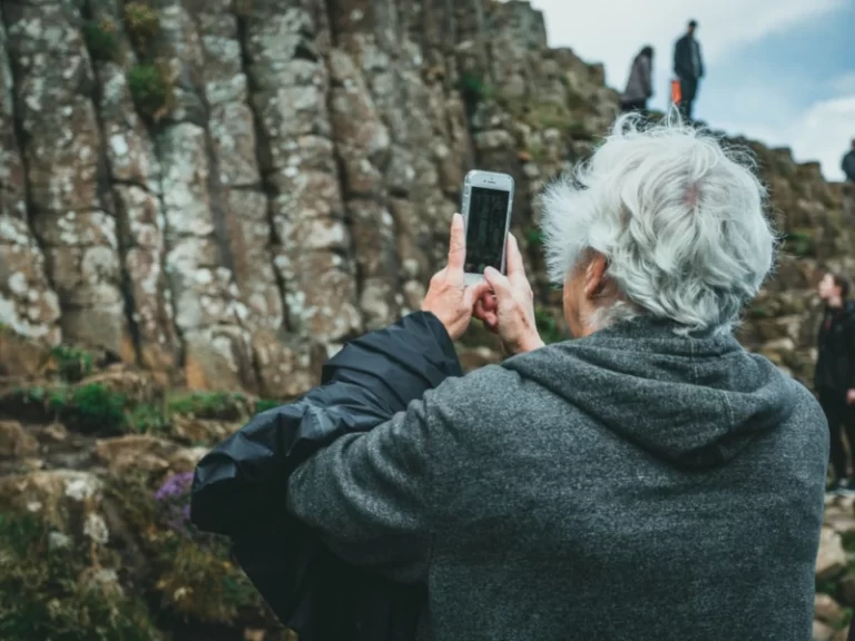 FREE Cell Phones for Seniors and Disabled: Do You Qualify?