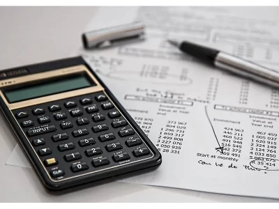 Calculate monthly expenses to keep the budget on track